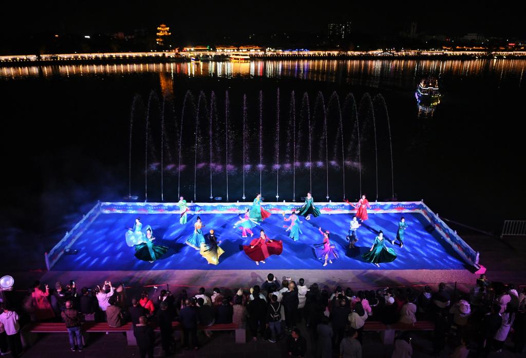 四川閬中：觀(guān)賞移動(dòng)演出 感受古城夜經(jīng)濟