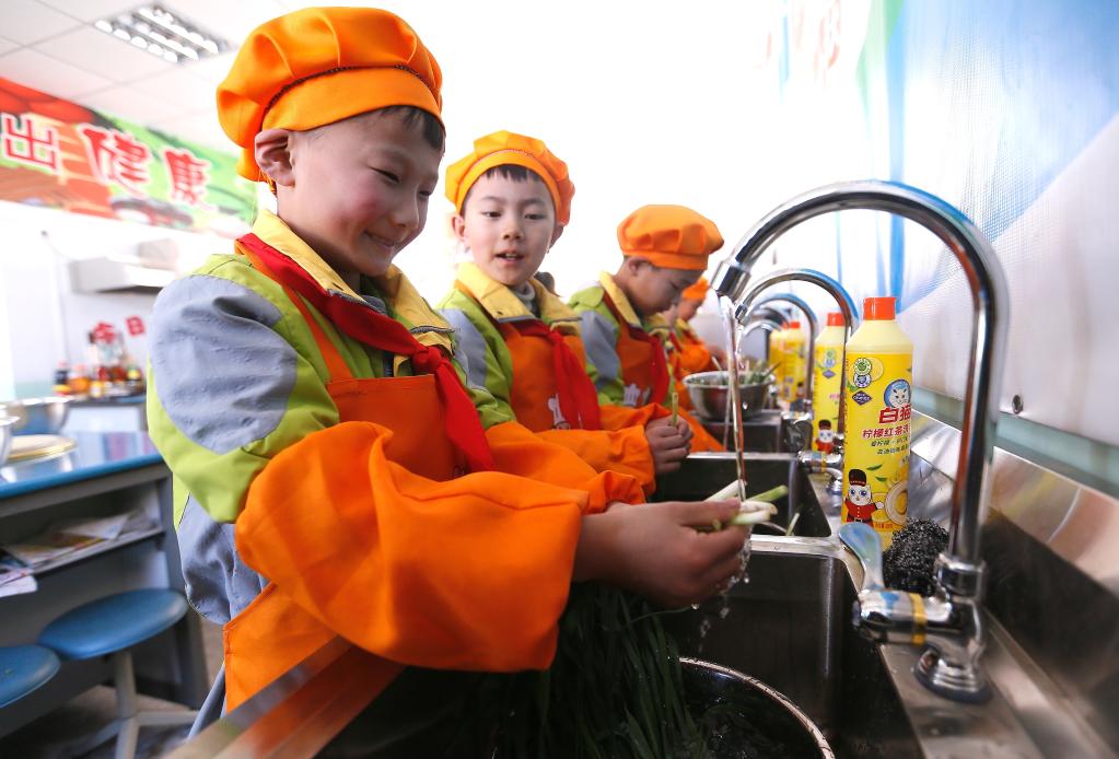 山東即墨：“烹飪課堂”學(xué)廚藝 