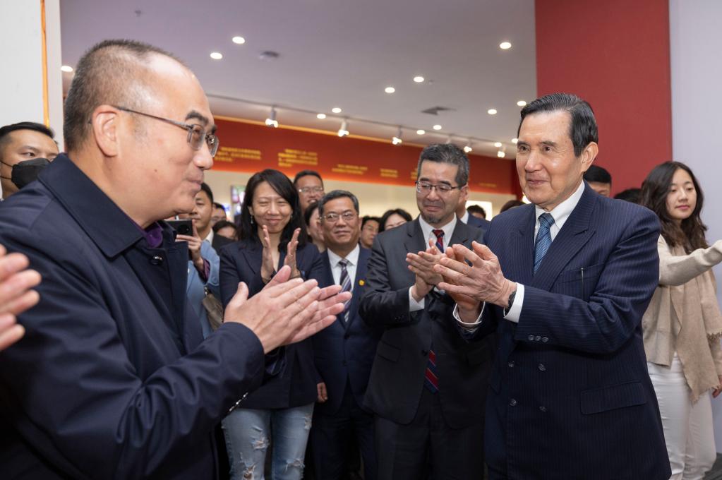 馬英九參觀(guān)抗擊新冠肺炎疫情武漢保衛戰專(zhuān)題展陳