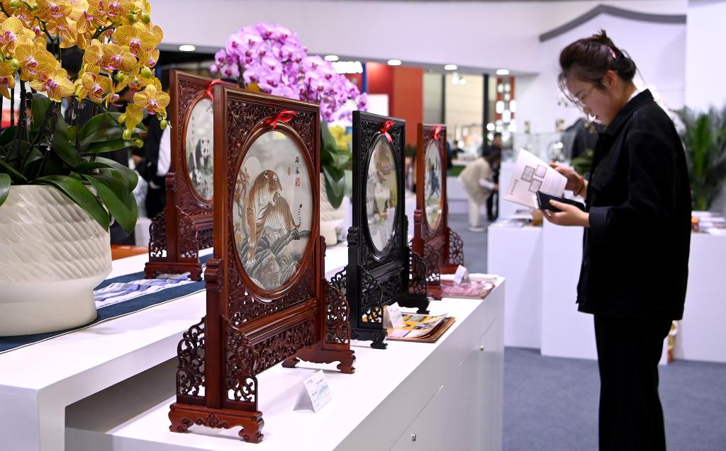 首屆全國退役軍人創(chuàng  )業(yè)創(chuàng  )新成果展交會(huì )在西安開(kāi)幕