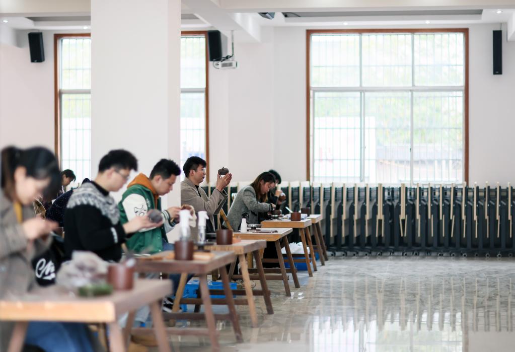 新華全媒+丨江蘇宜興:紫砂產(chǎn)業(yè)助力鄉村振興