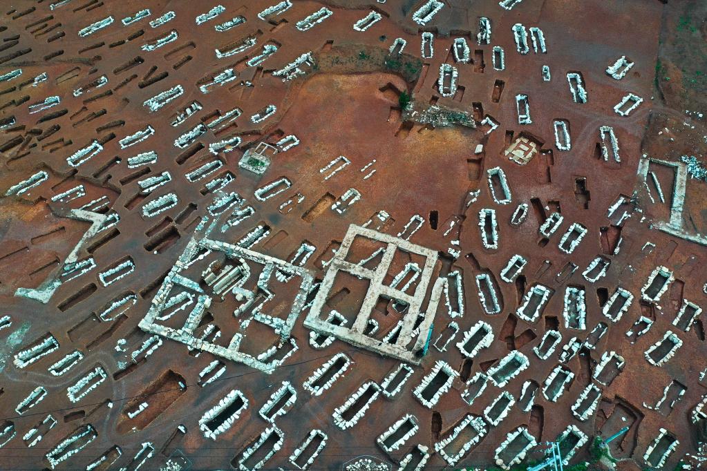 新華全媒+丨兩晉到宋元明的歷史長(cháng)卷——探秘貴州貴安新區大松山墓群