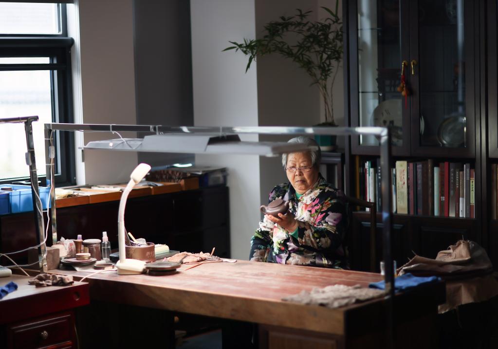 江蘇宜興:陶瓷藝術(shù)大師曹婉芬潛心紫砂藝術(shù)近70載