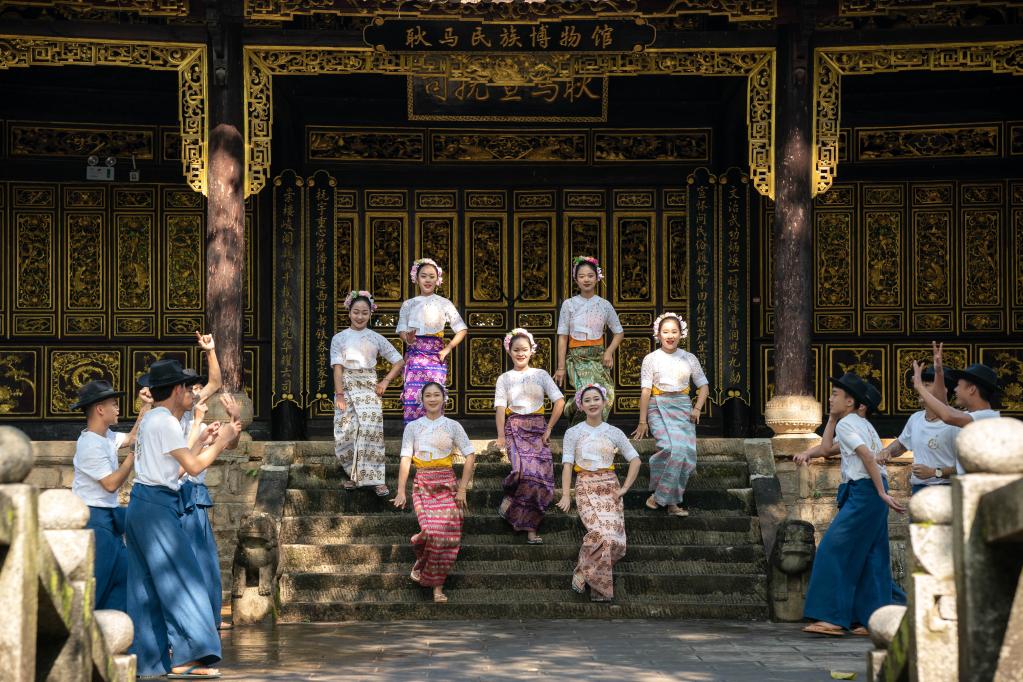 耿馬歌舞團:傳播民族文化 舞動(dòng)精彩人生