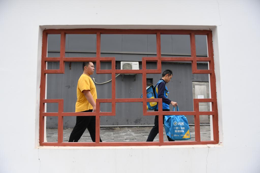 陪著(zhù)爸爸去跑單