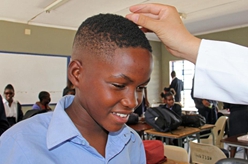 中國援納醫療隊向當地學(xué)生傳授中醫文化