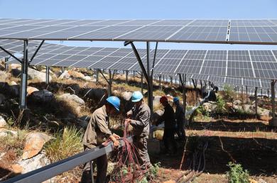 云南硯山:石頭山建起光伏電站