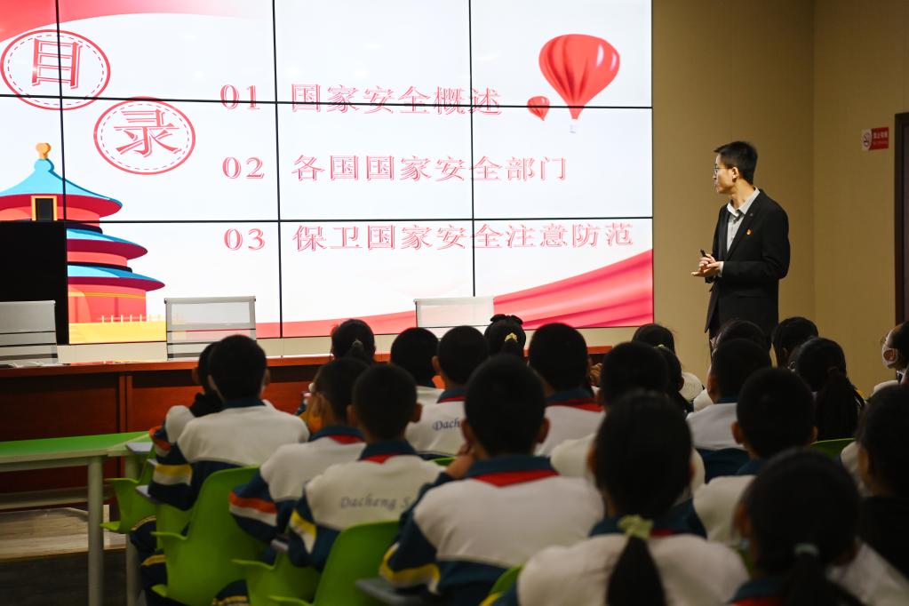 新華全媒+丨主題班會(huì )、禁毒宣傳、安全講座——全民國家安全教育日活動(dòng)進(jìn)校園