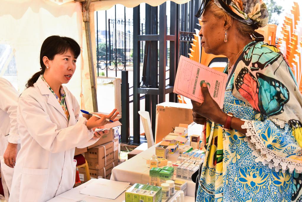 中國援喀麥隆雅溫得醫療分隊舉行義診