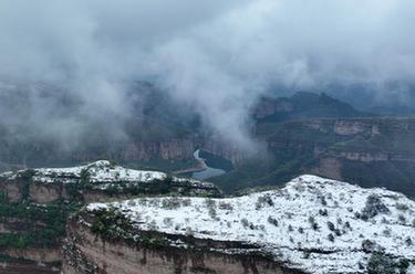 河北沙河:春雪伴云海