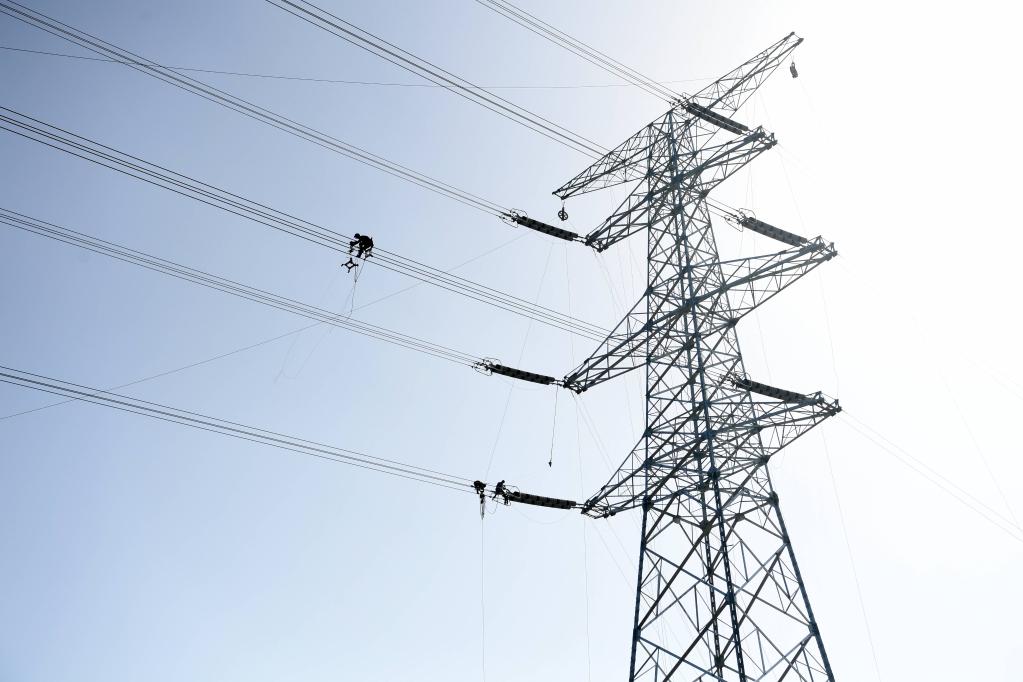 “穿越”勞動(dòng)一線(xiàn)看奮斗丨“空中舞者”：高空作業(yè)建設能源通道