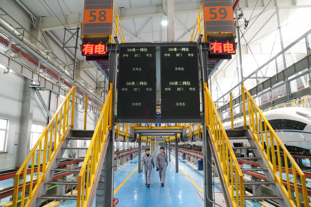 動(dòng)車(chē)組“機械女團”：駐守檢修一線(xiàn) 綻放青春芳華