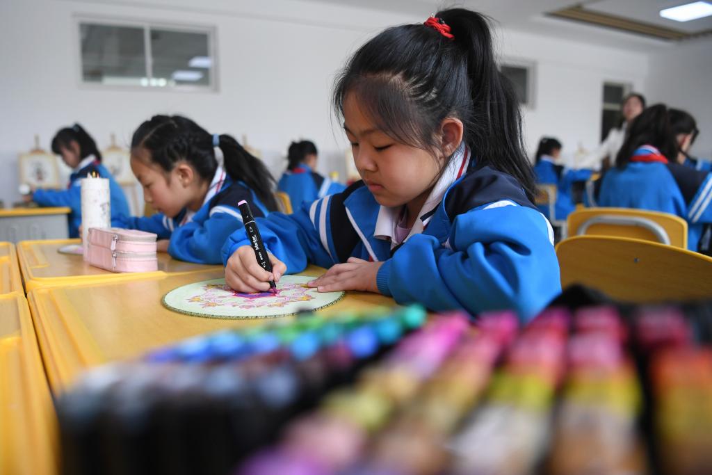 甘肅敦煌：多彩課后 快樂(lè )成長(cháng)