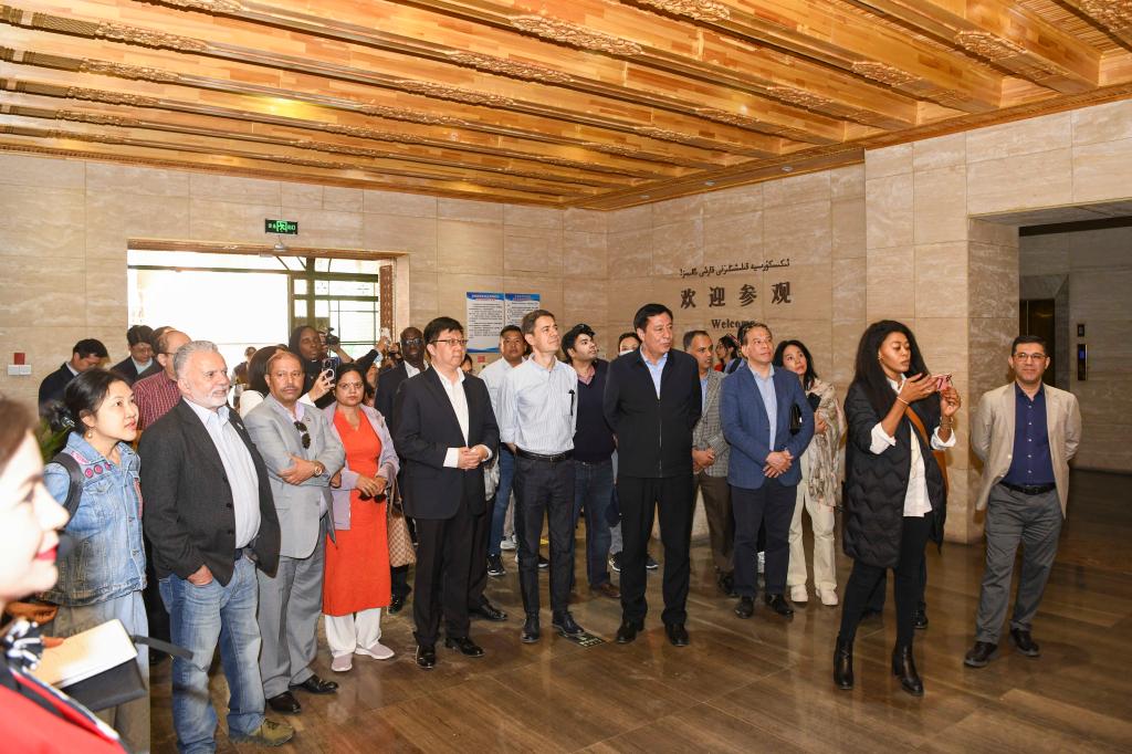 點(diǎn)贊新疆發(fā)展變化，駁斥外媒編造假新聞——部分國家駐華總領(lǐng)事參訪(fǎng)新疆