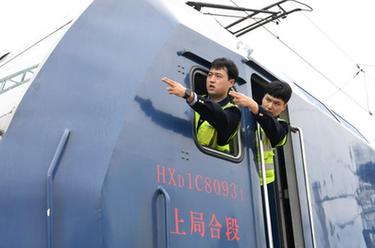 “穿越”勞動(dòng)一線(xiàn)看奮斗｜“鋼鐵駝隊”：跑出中歐班列“第一棒”