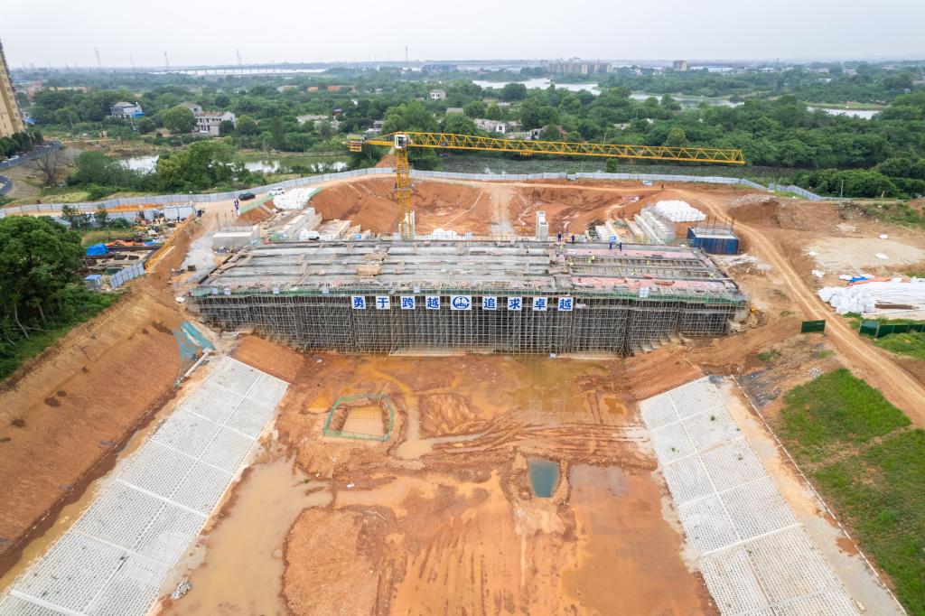 湖南沅江:堅守崗位度假期