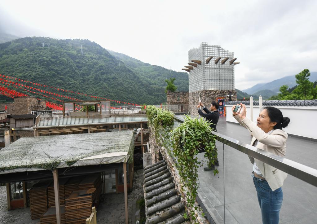 新華全媒+丨15年后，他們再次回到曾經(jīng)奮戰的地方