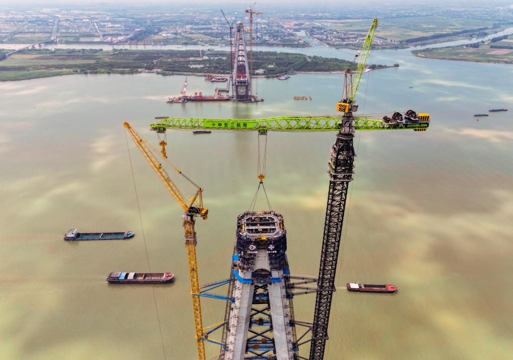 江蘇泰州:常泰長(cháng)江大橋索塔施工加速推進(jìn)