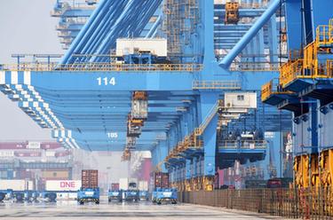 山東港口青島港:全自動(dòng)化碼頭再創(chuàng )新紀錄