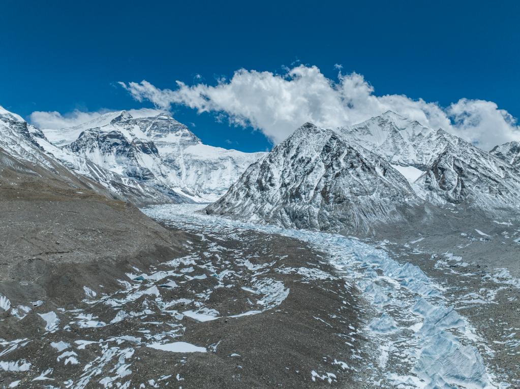 新華全媒+丨現場(chǎng)直擊！零距離感受珠峰腳下的冰川
