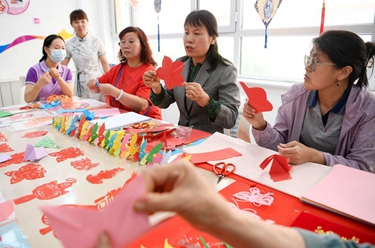 非遺剪紙進(jìn)社區