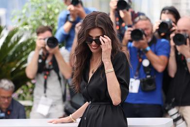 戛納電影節:開(kāi)幕影片《杜巴利伯爵夫人》主創(chuàng )亮相