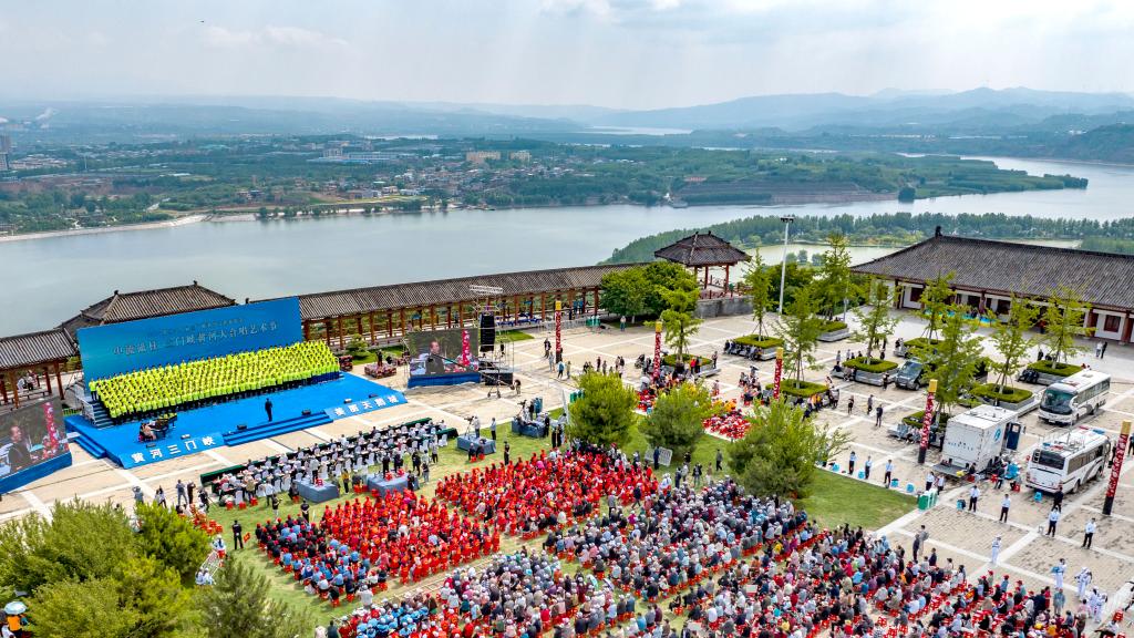 河南三門(mén)峽舉行黃河大合唱藝術(shù)節