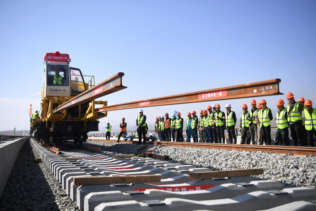 蘭張三四線(xiàn)鐵路(蘭武段)開(kāi)始鋪軌