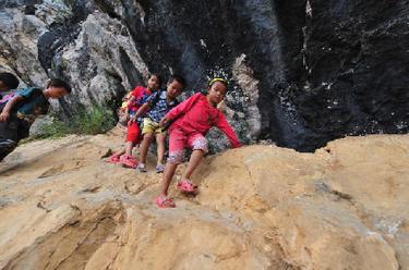 新華全媒＋丨11年過(guò)去了，那些爬懸崖天梯上學(xué)的孩子們長(cháng)大了