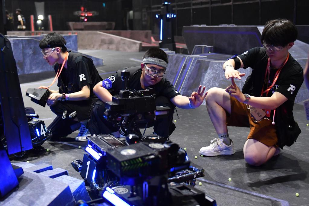 新華全媒+丨科技感滿(mǎn)滿(mǎn)！千名“機甲大師”“戰長(cháng)沙”