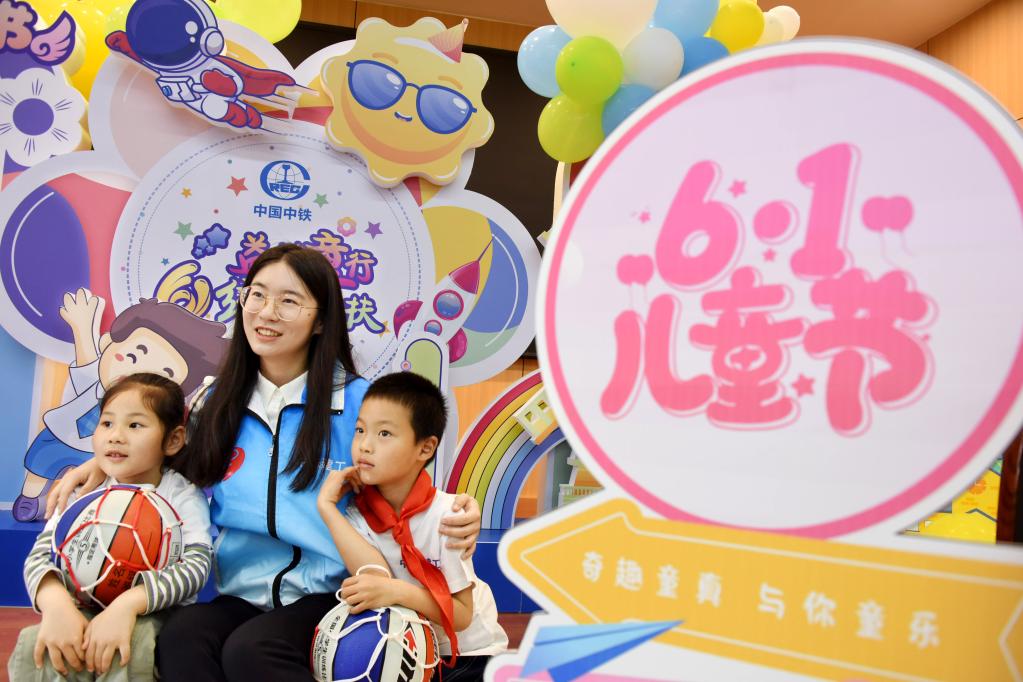 青島：工地愛(ài)心結對迎“六一”