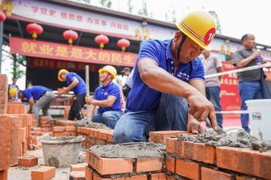 安徽合肥:砌筑大賽比技能