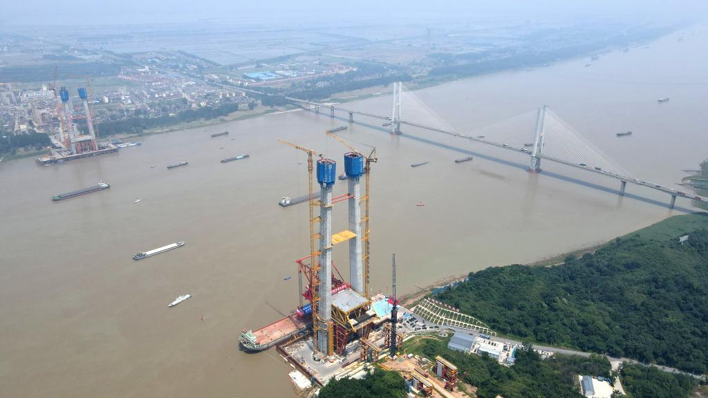 京臺高速銅陵長(cháng)江公鐵大橋4號主塔封頂