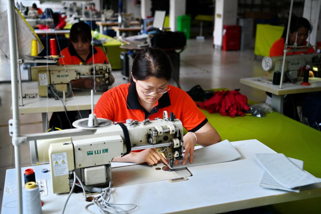 河北白溝:箱包外貿訂單生產(chǎn)忙