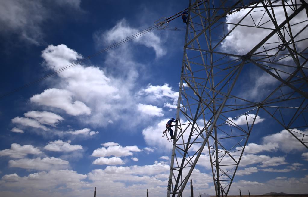 新華全媒+丨天上“醫生”把脈“電力天路”
