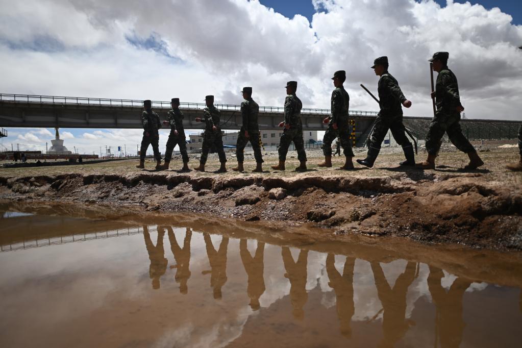 守衛長(cháng)江源