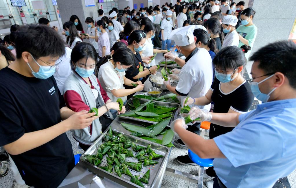 湖北宣恩:賽包粽子迎高考
