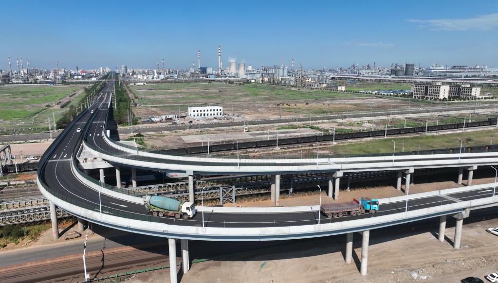 河北唐山:跨線(xiàn)立交建成 解疏港路瓶頸