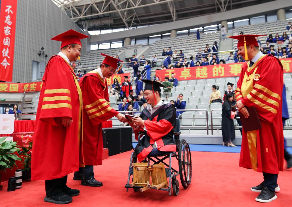 復旦大學(xué)舉行2023年學(xué)生畢業(yè)典禮