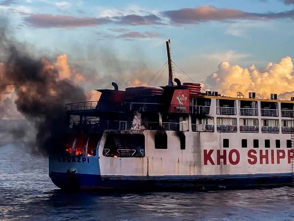菲律賓渡輪海上起火 120人盡數獲救