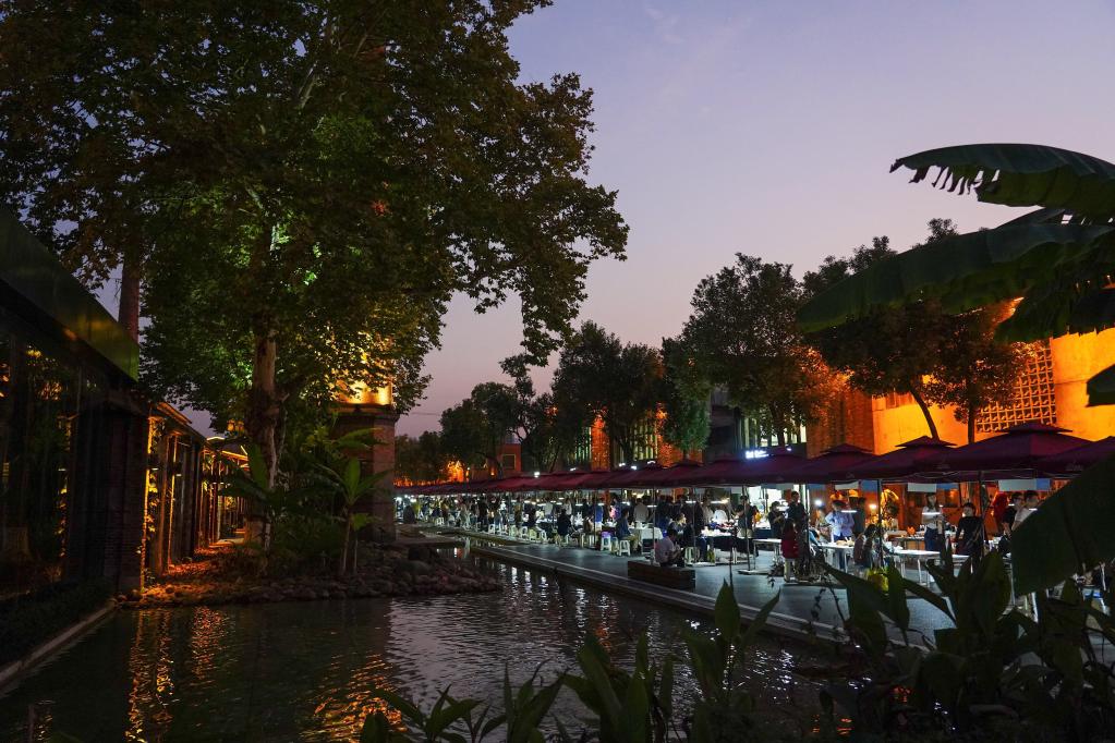 新華全媒+丨解碼文化自信的城市樣本丨景德鎮：工業(yè)遺存之上，城市活起來(lái)