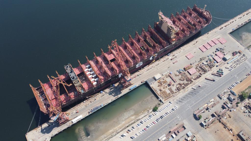 船塢里的大船駛向世界航線(xiàn)“大藍海”