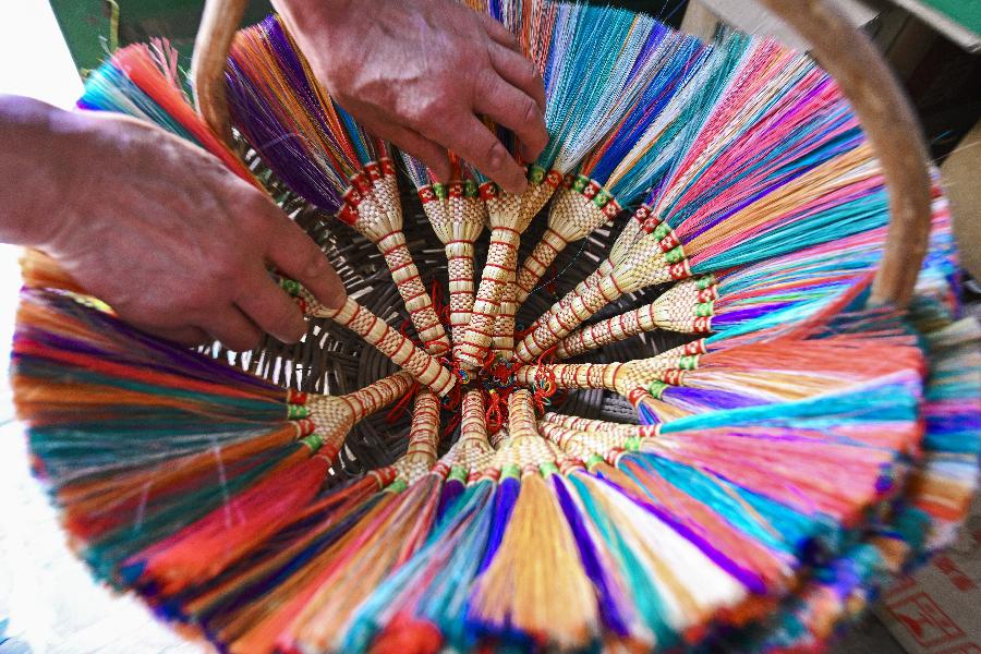 工藝笤帚“守藝人”:巧手編制的端午祝福