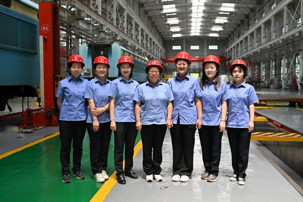 螢火·青春丨“95后”天車(chē)司機：用起重機干“繡花活”