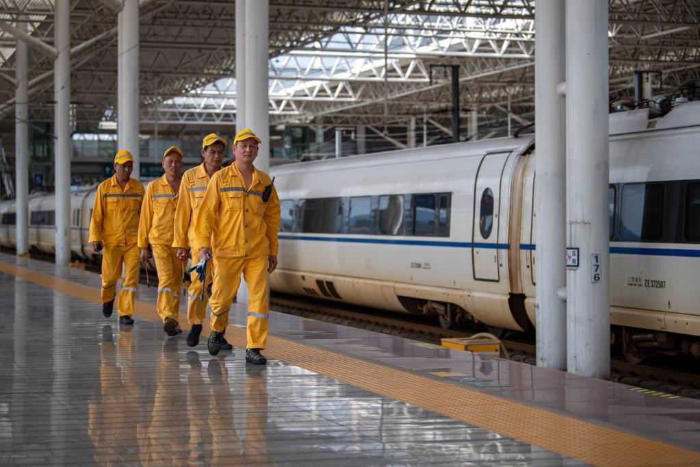 日行三萬(wàn)步的高鐵“補水人”