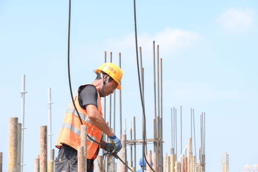 新華全媒+|哈伊高鐵全線(xiàn)首座站房完成主體結構封頂