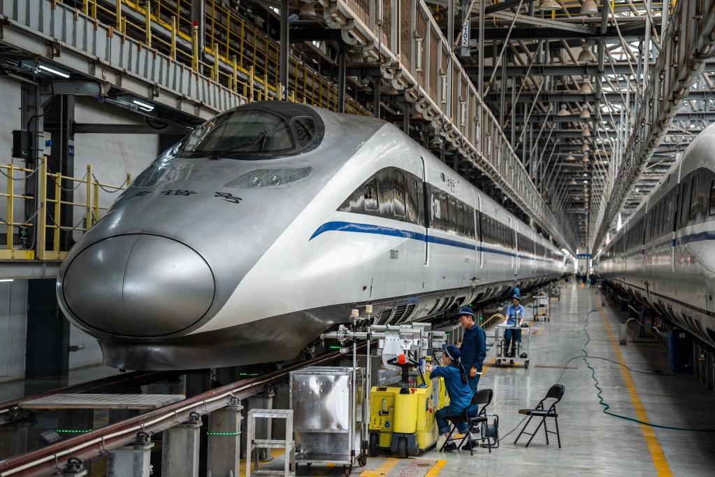 昆明：動(dòng)車(chē)“體檢” 保障暑運安全