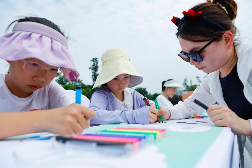 親子共繪長(cháng)卷迎大運