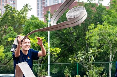 大學(xué)生熱依來(lái)的“火焰藍”就業(yè)夢(mèng)