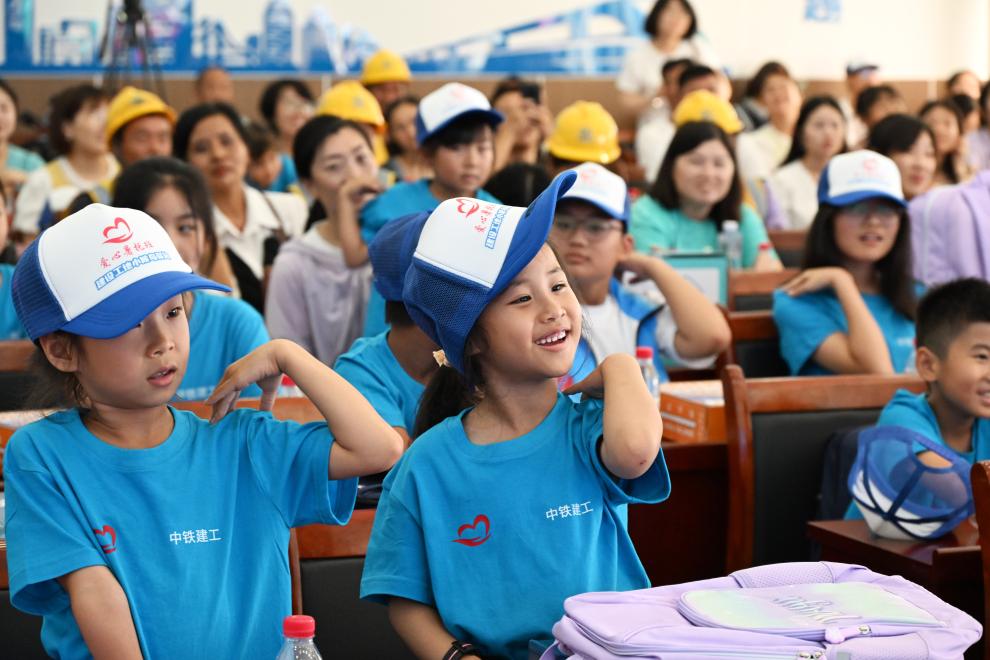 愛(ài)心暑托班 呵護“小候鳥(niǎo)”